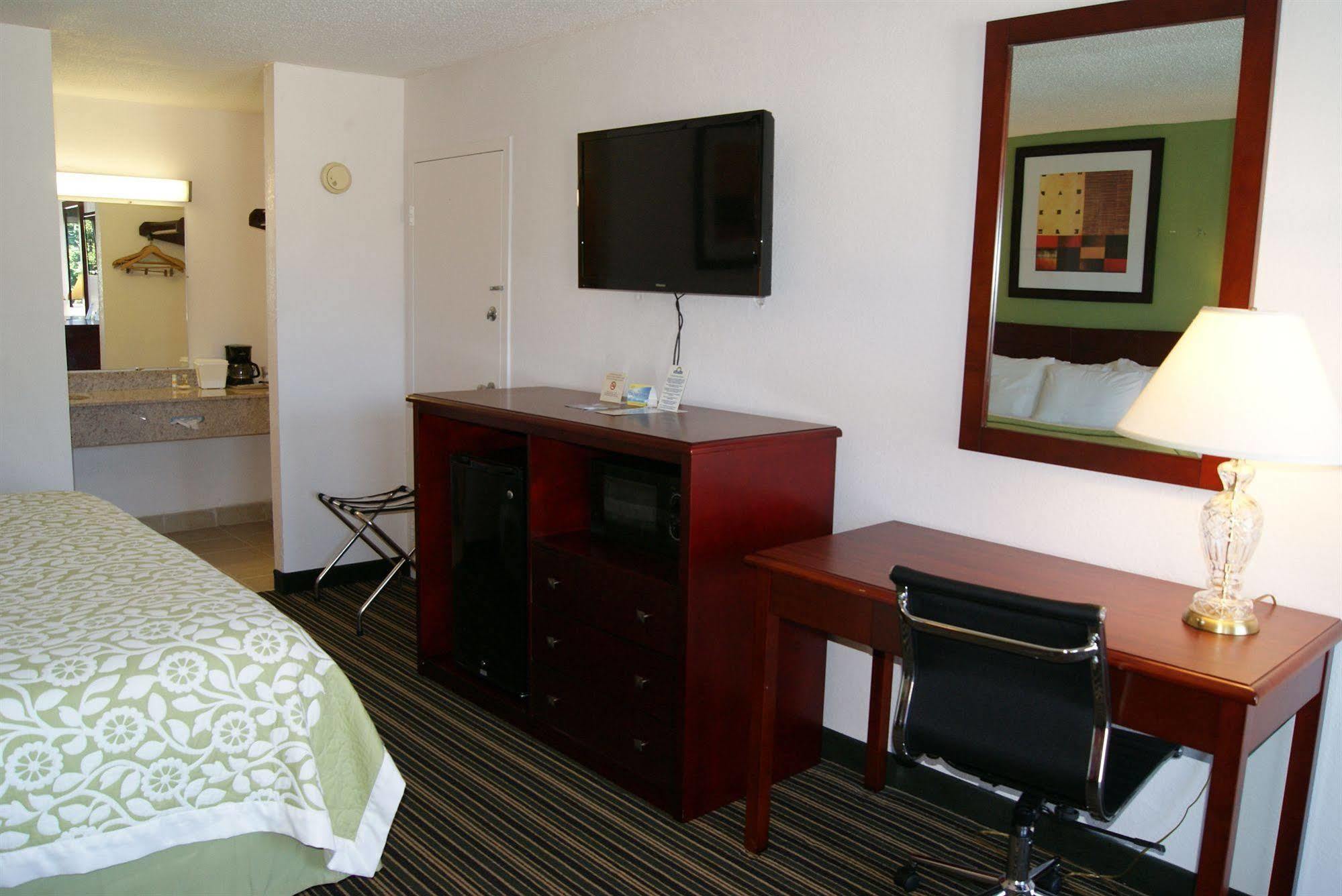 Days Inn By Wyndham Shelby Buitenkant foto